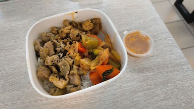 N2 No Nonsense Foods Nanyang Poly chicken rice bowl with stir-fried vegetables and gravy sauce in white container. — Items: Chicken with Rice and Stir-fried Vegetables · Gravy Sauce