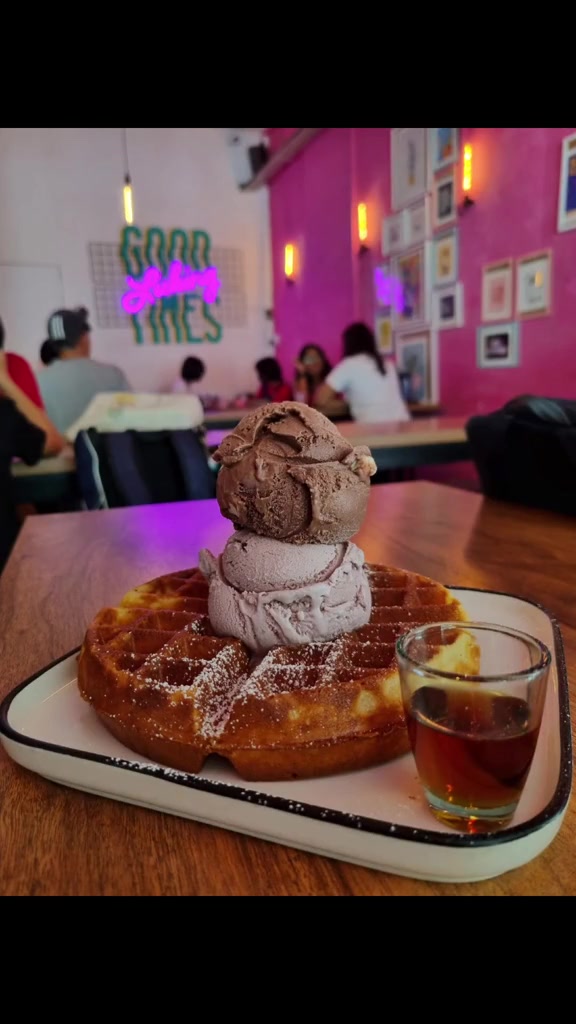 📍Lickers

Huge fan of their Oolong Lavander flavour! Ice cream isn't overly sweet to our surprise - just sweet enough for our liking 🍦

124 Hougang Ave 1, #01-1446, Singapore 530124

#Lickers #waffl