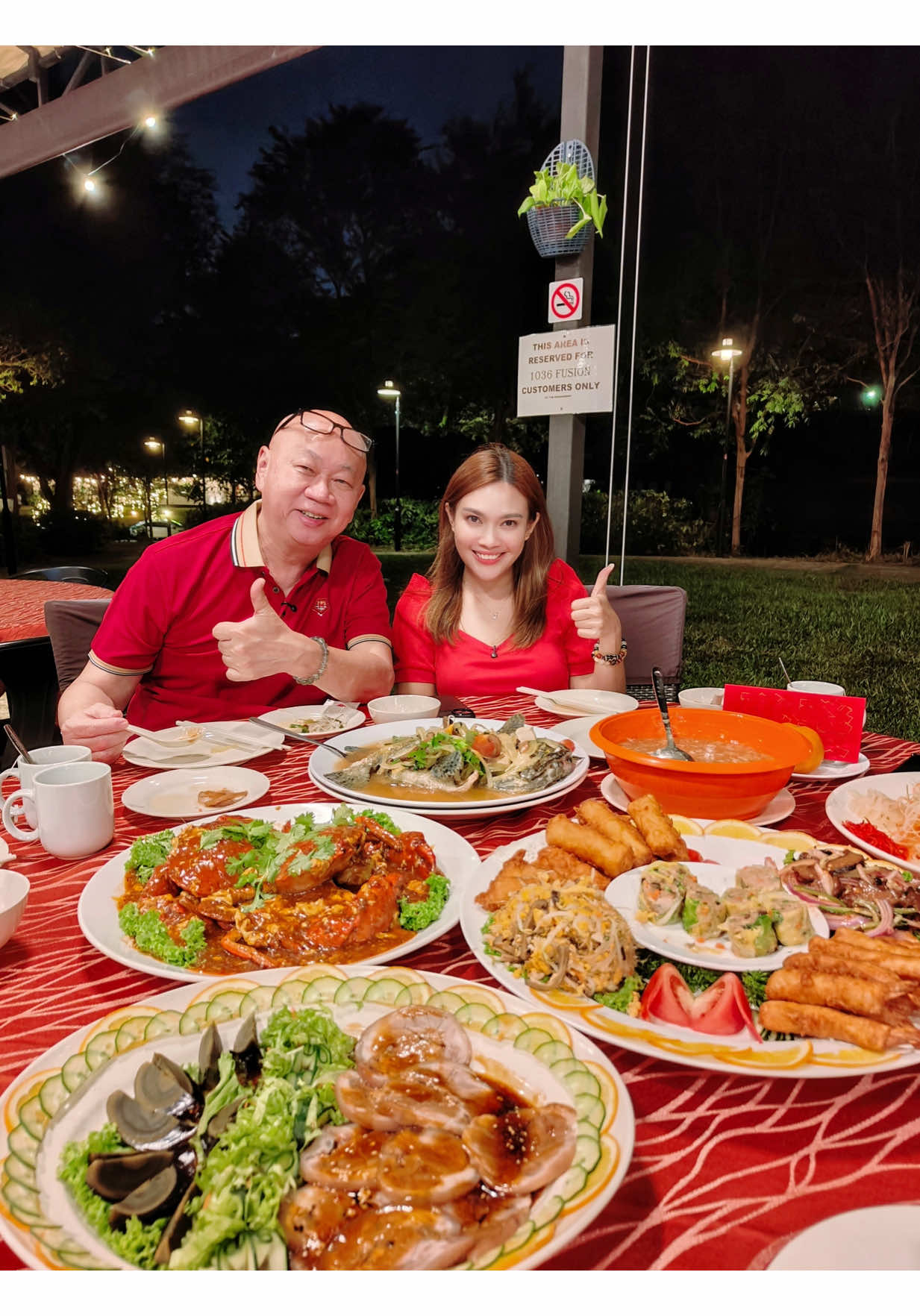 在新加坡还能找到甘榜Feel的环境吃团圆饭🤩传统年菜从$388起

我们Order的是$688的Set里面其中5样菜👉有招牌辣椒螃蟹🦀还有Chef Pung也爱的潮州蒸鱼🐟

已经可以预定了哦😉

1036 Fusion
📍The Oval 11，Singapore 797869

@Chef Pung 
#sgfood #ChefPung #1036Fusion
#新加坡年菜 #团圆