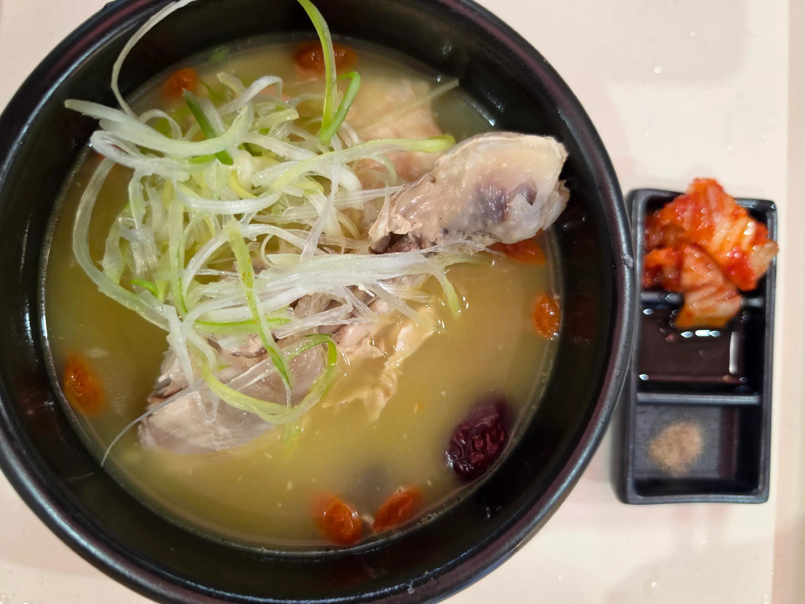 Just had this omma chicken collagen soup at alexandra village hawker center. No MSG, just pure chicken essence. Really interesting and worth a try if you’re around! 😊
#sgfoods #sgfoodlover#singaporef