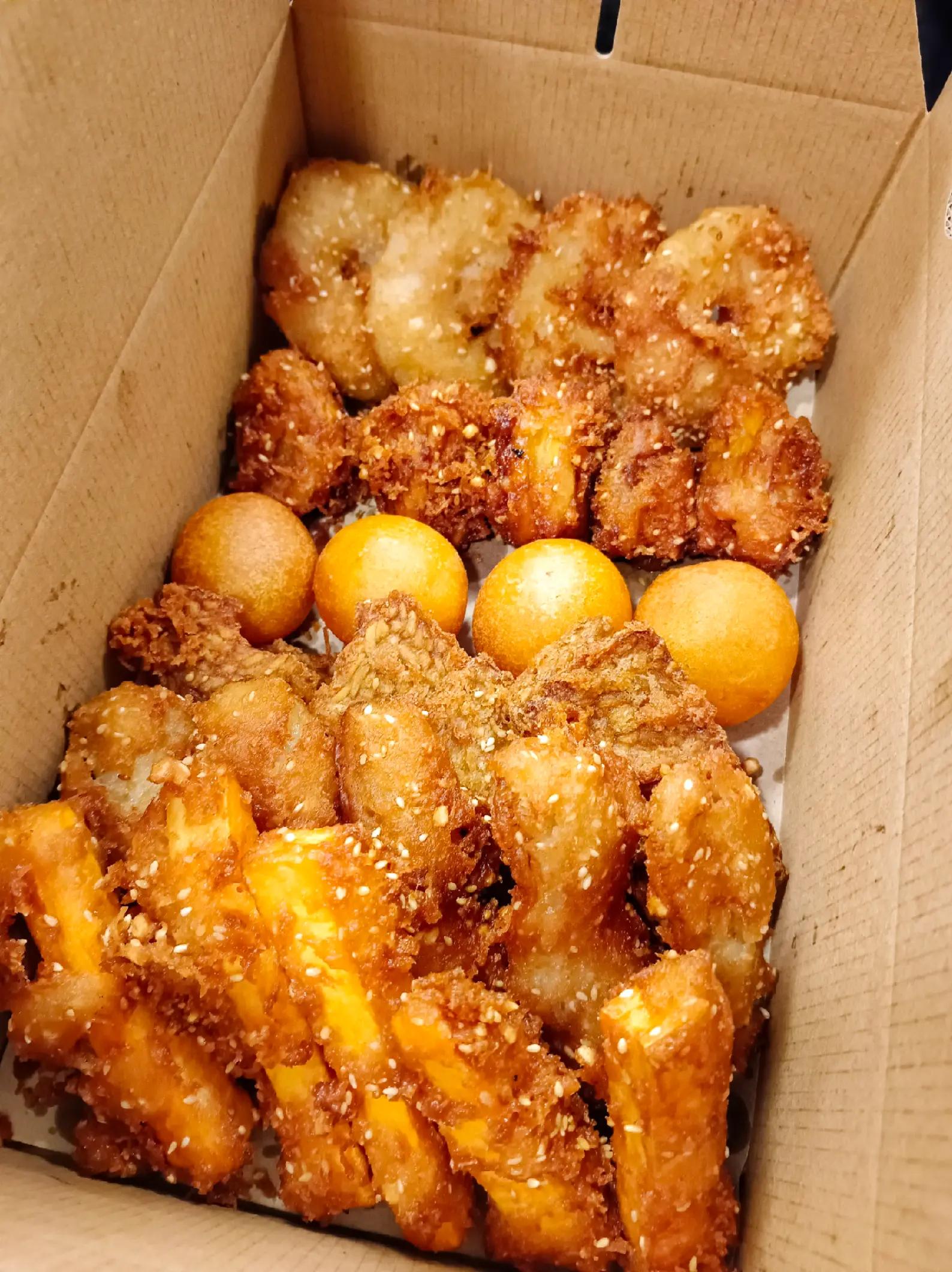 😍Casual snack stop at Talad Thai Banana for some crispy Thai-style treats. Talad Thai Banana is a popular Singapore-born brand specializing in authentic, crispy Thai fried bananas made from Namwa ban