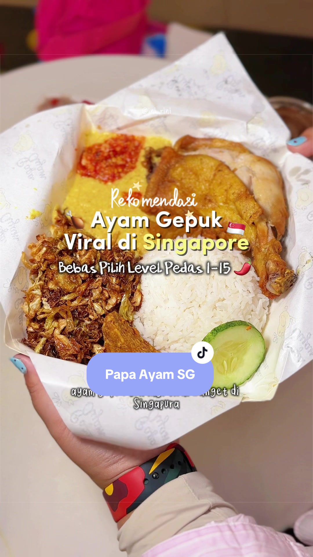 Ayam Gepuk tuh lagi viral banget di Singapore, kali ini aku mau nyobain di Papa Ayam, gerai serba ayam yang udah terkenal di SG 🍗🇸🇬 
.
Pokoknya penyajian bumbunya tuh beda, kalian harus coba!
.
📌 