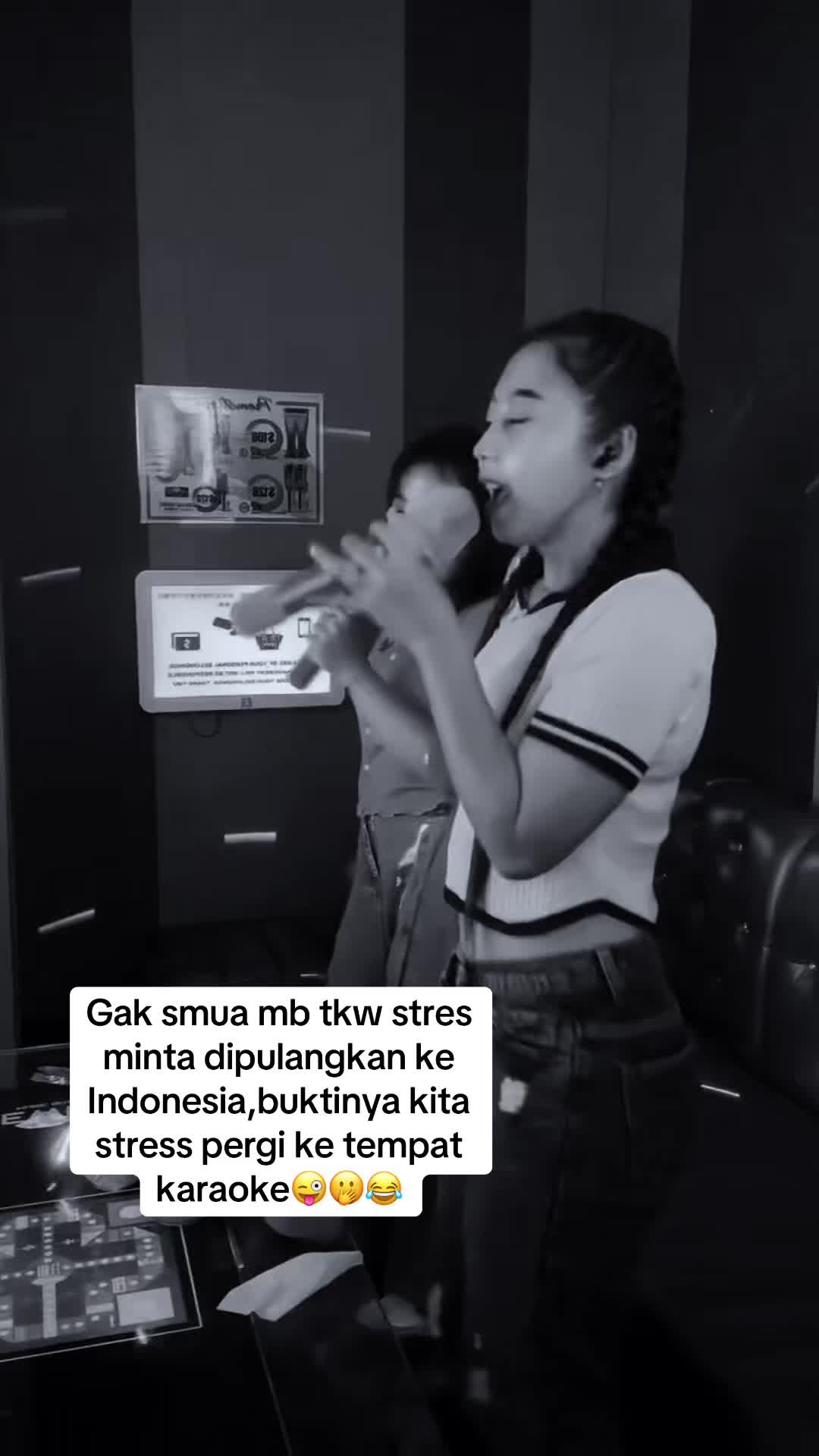 #CapCut #atleas punya tempat gokil+biduan😂😛😜🤪#tkwsingapore #jewelmusikbox #fypage 